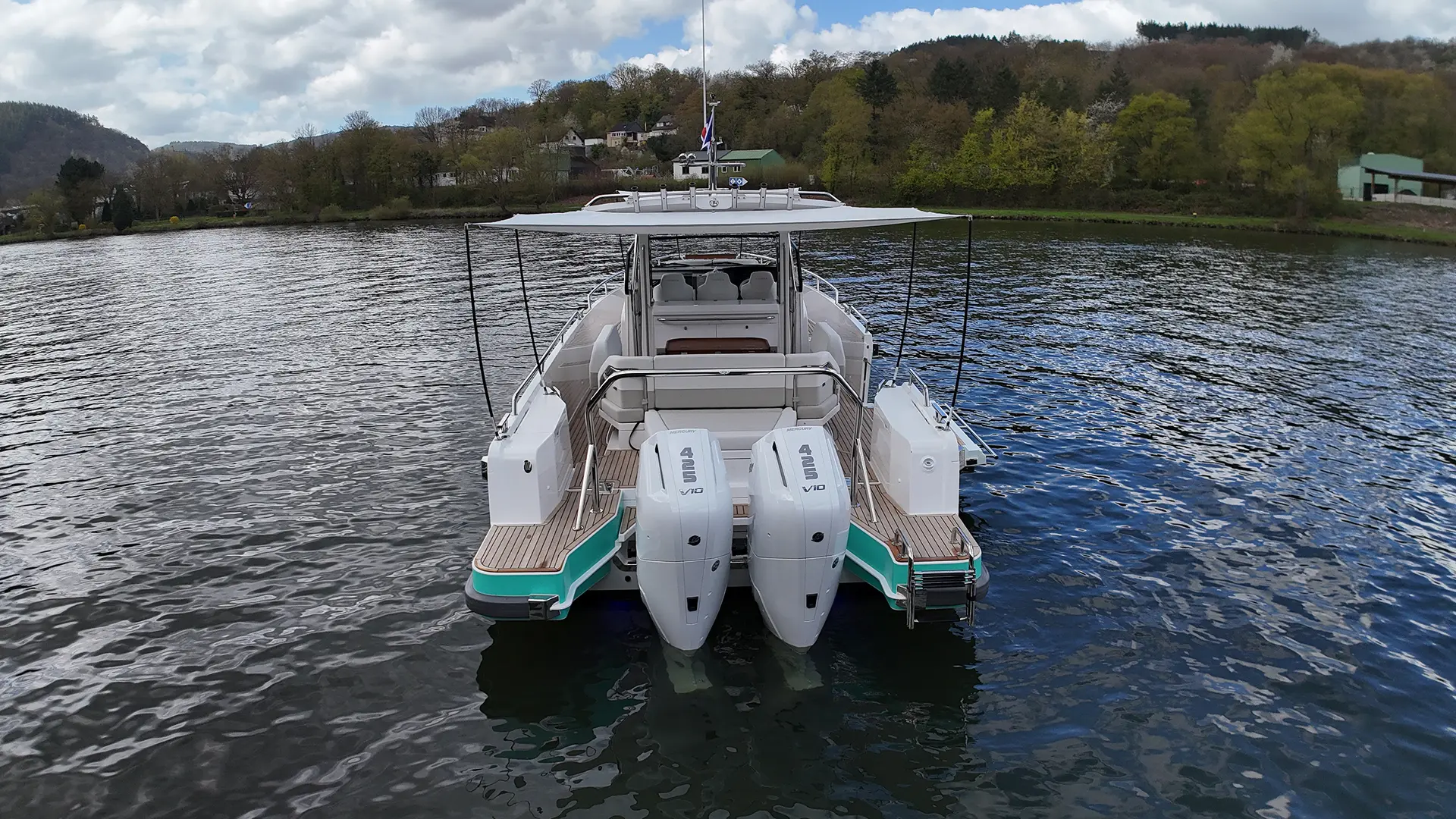 Nimbus Sport Tender 42, boot achteraanzicht met buitenboordmotoren