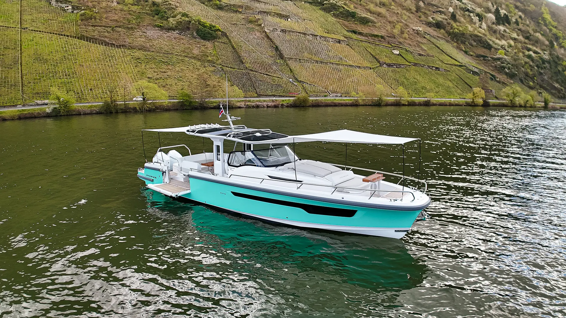 Nimbus Sport Tender 42, boot afgemeerd op rivier