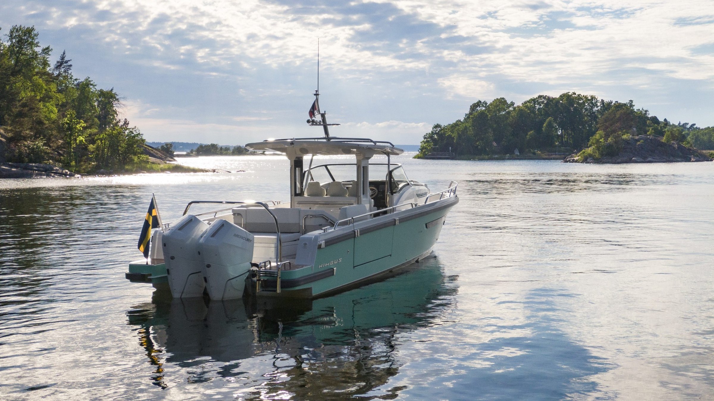 Nimbus Sport Tender 42, boot afgemeerd tussen eilanden