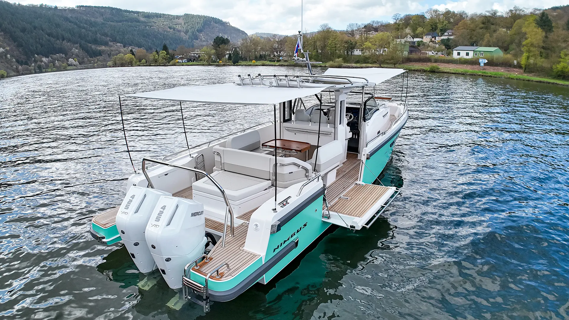 Nimbus Sport Tender 42, boot met dubbele buitenboordmotoren op rivier