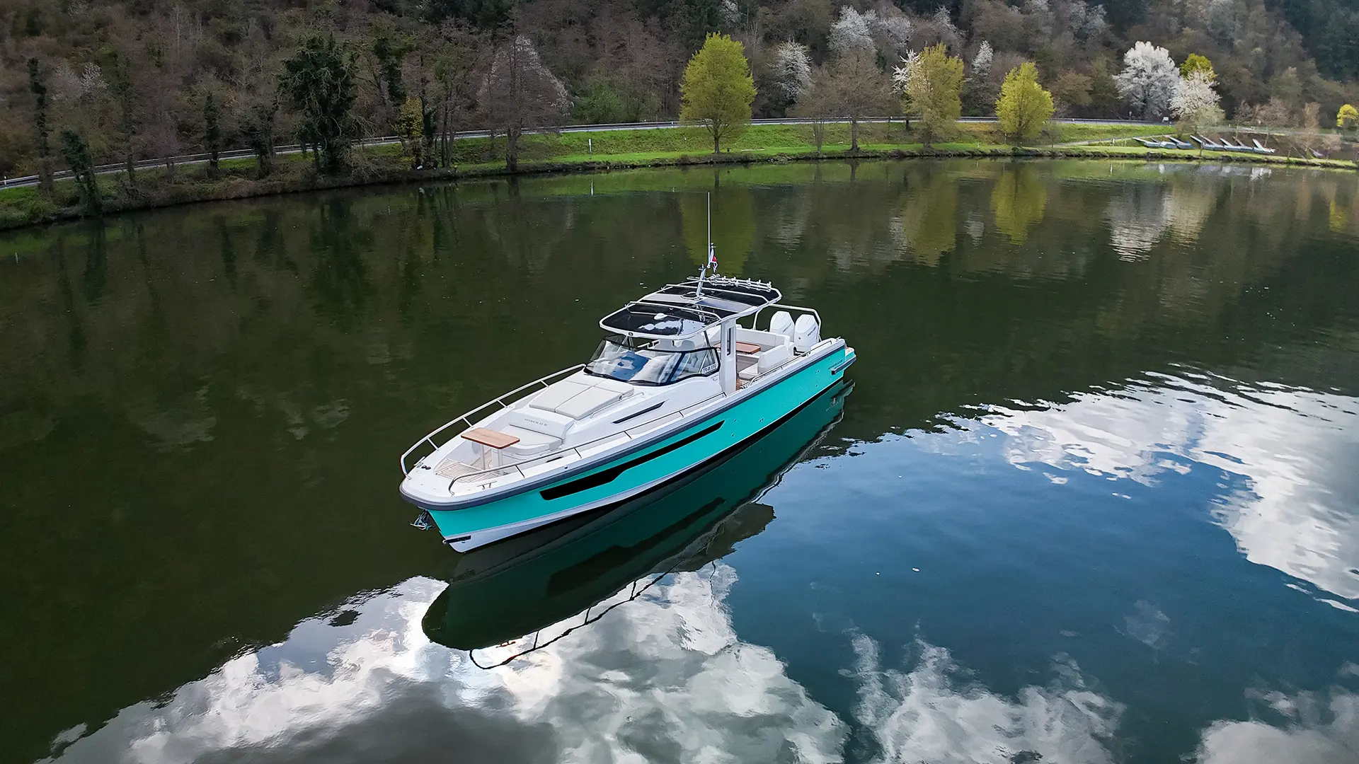 Nimbus Sport Tender 42, boot op meer met bomen