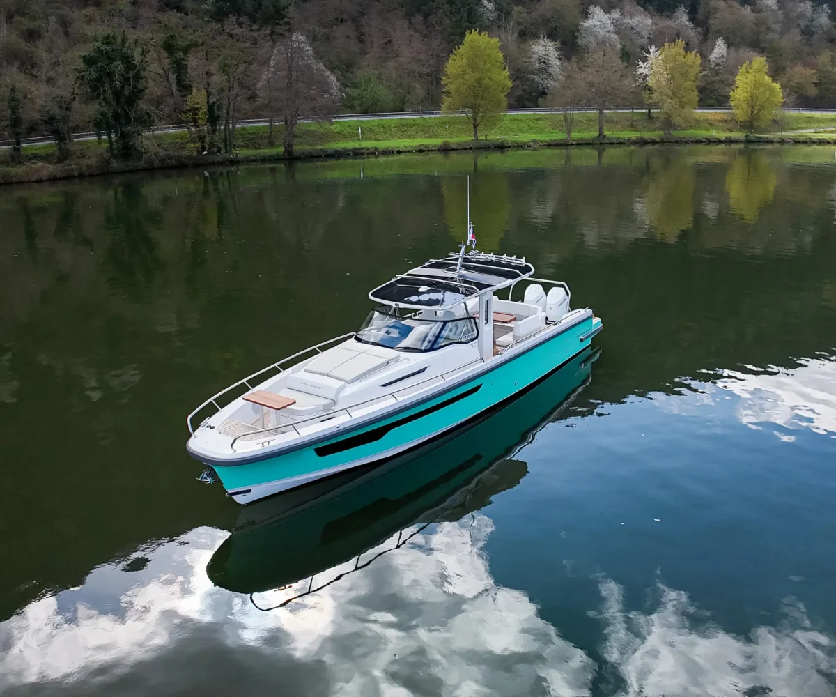 Nimbus Sport Tender 42, boot op rivier stilliggend