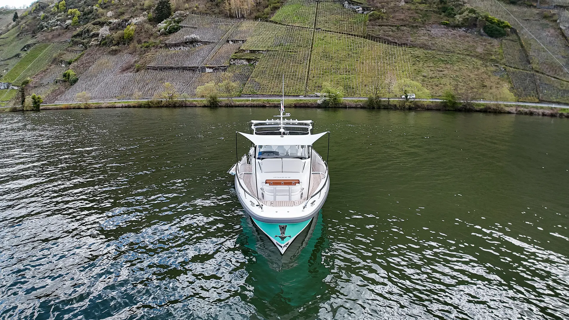 Nimbus Sport Tender 42, boot op rivier tussen wijngaarden