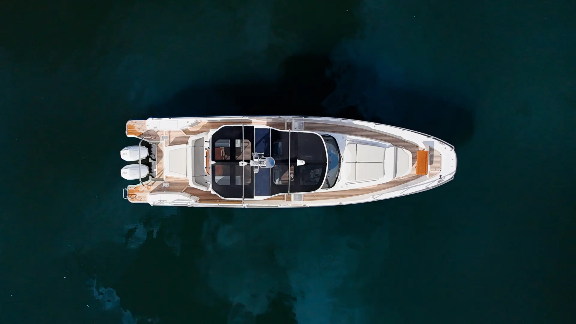 Nimbus Sport Tender 42, boot vanuit vogelperspectief op water