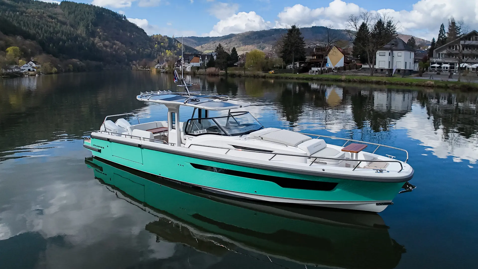 Nimbus Sport Tender 42, boot varend op rivier