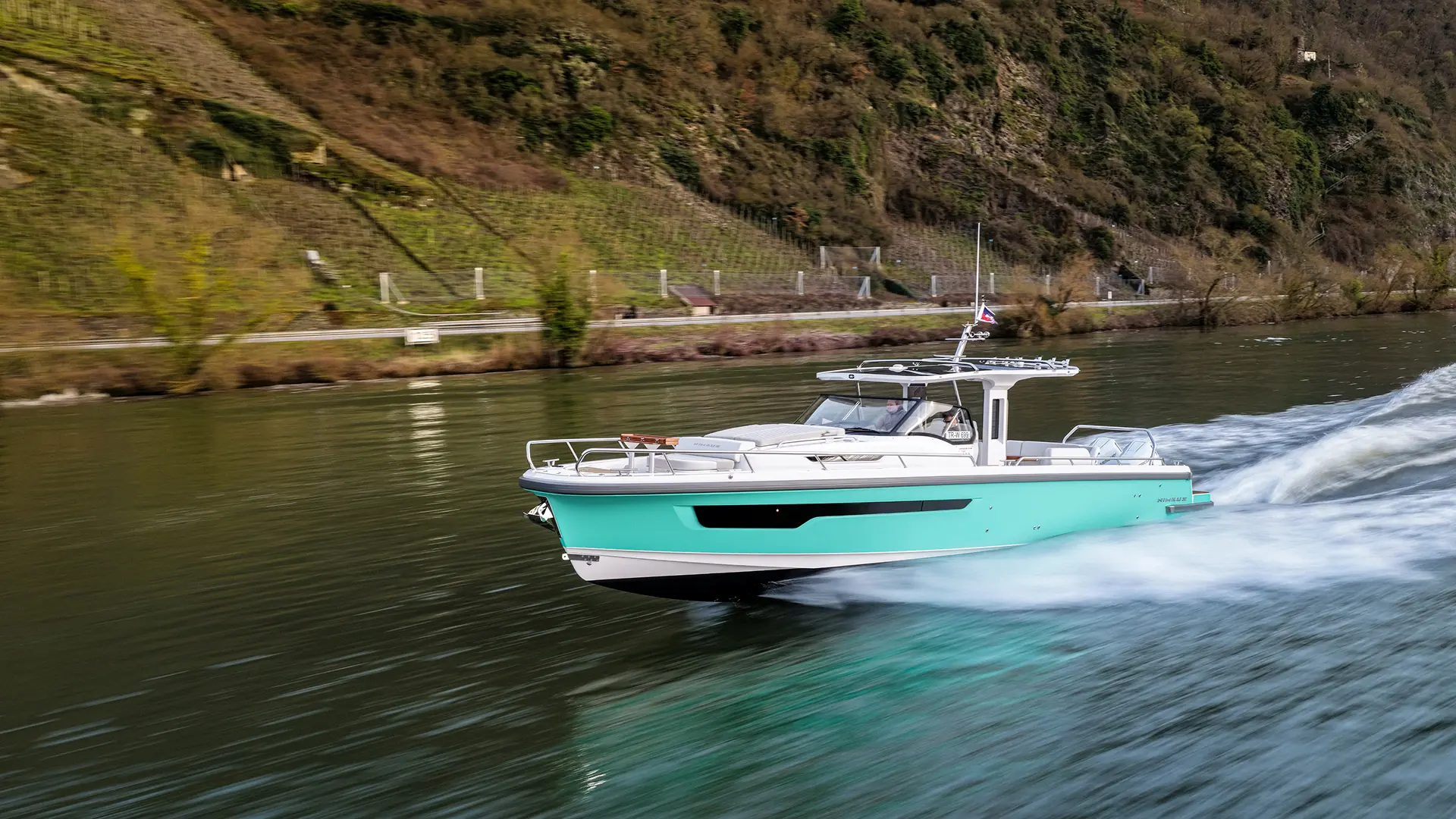 Nimbus Sport Tender 42, boot varend op rivier