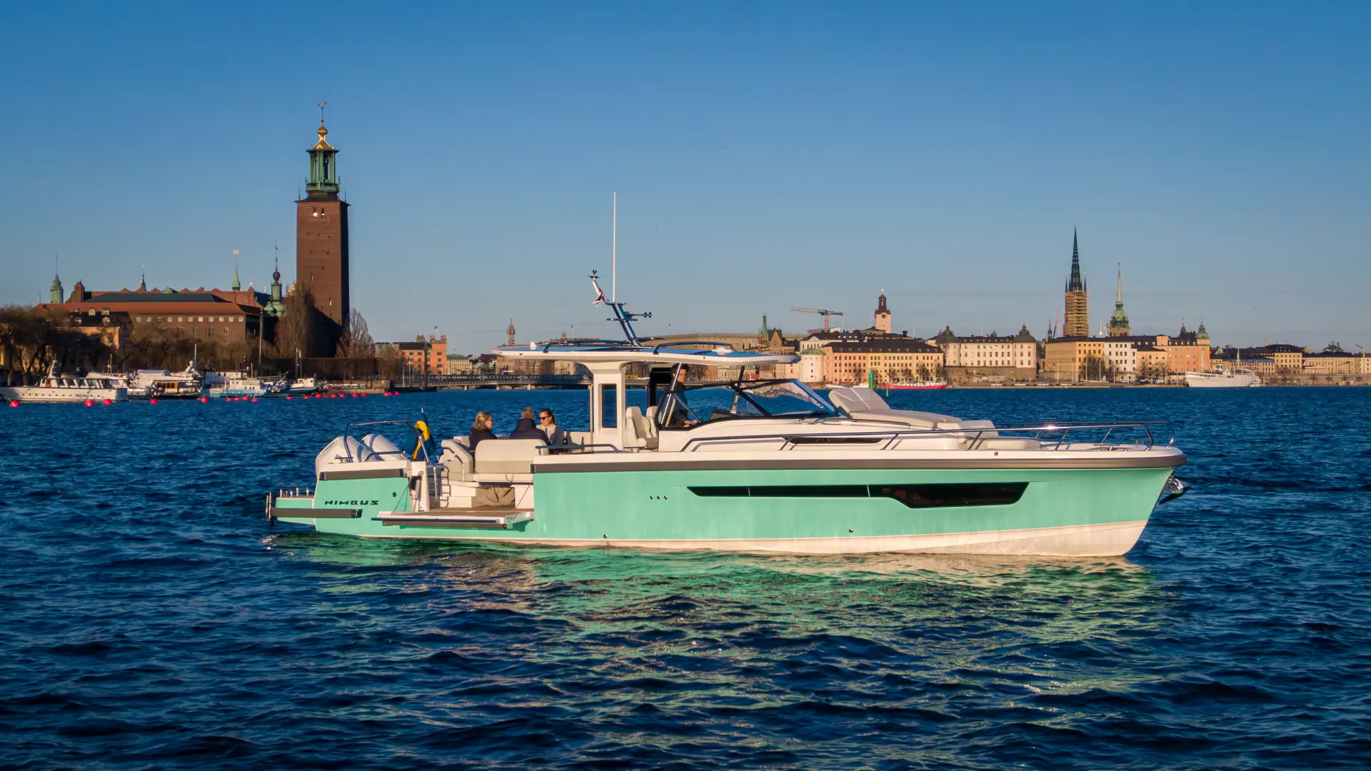 Nimbus Sport Tender 42, boot varend voor stadssilhouet