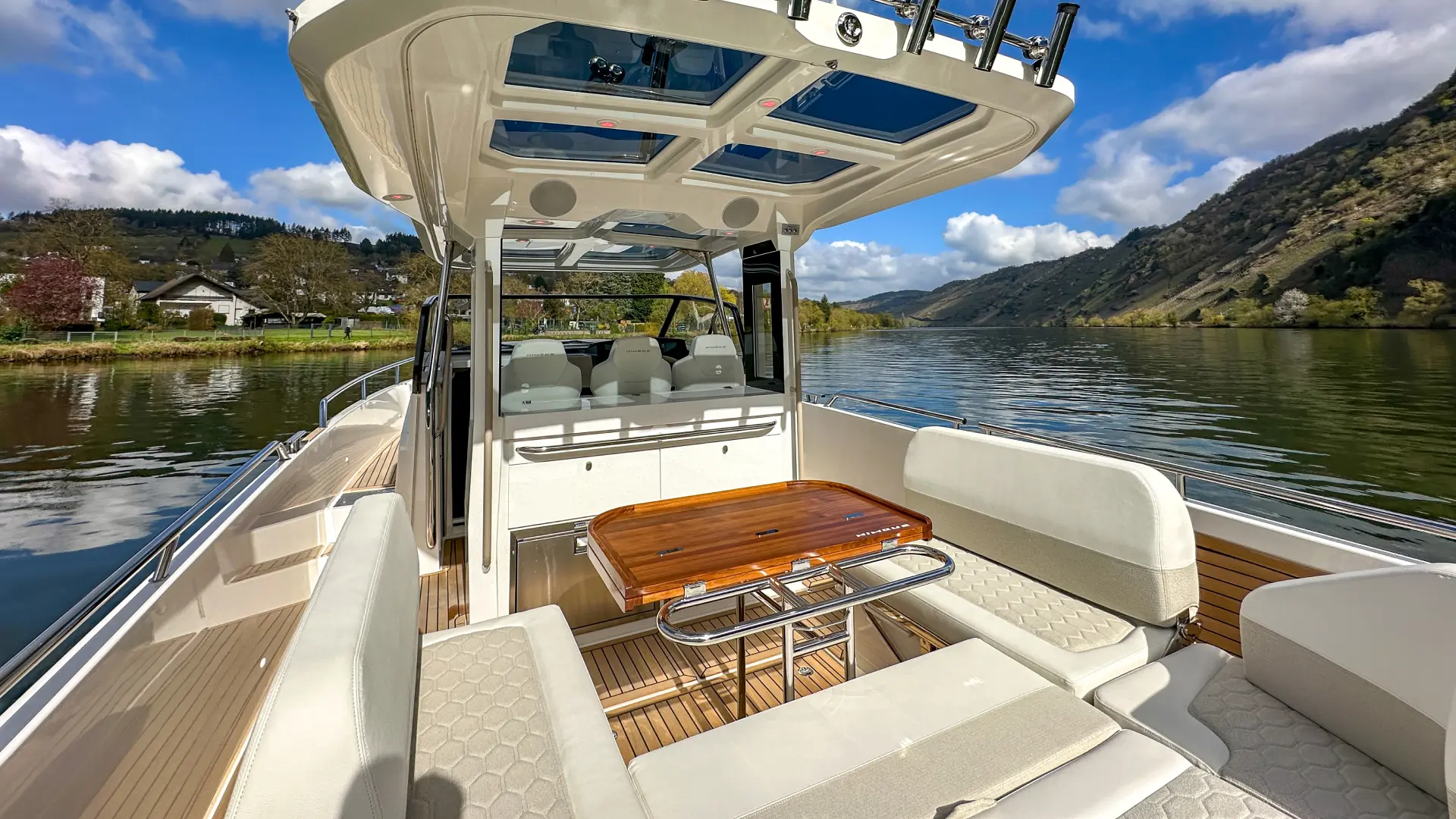 Nimbus Sport Tender 42, cockpit met zitbanken en tafel