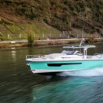 Nimbus Sport Tender 42, turquoise boot vaart op rivier
