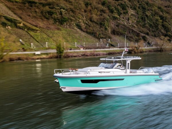 Nimbus Sport Tender 42, turquoise boot vaart op rivier