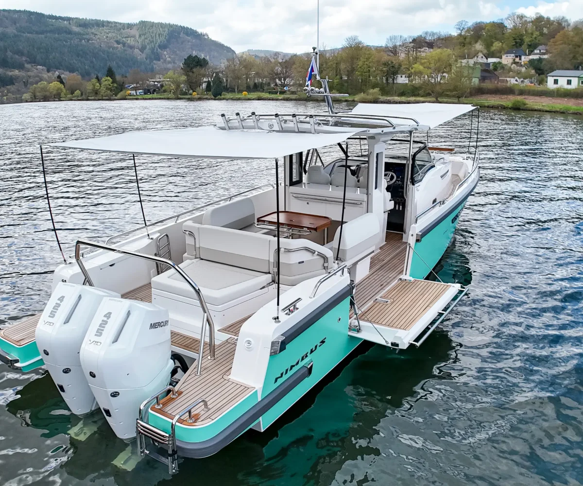 Nimbus Sport Tender 42, witte boot met turquoise romp