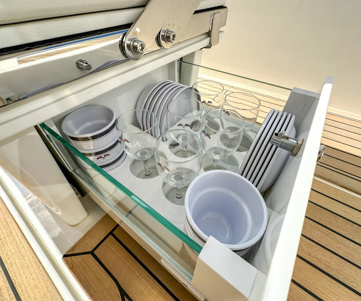Nimbus Sport Tender 42, lade met servies en glazen