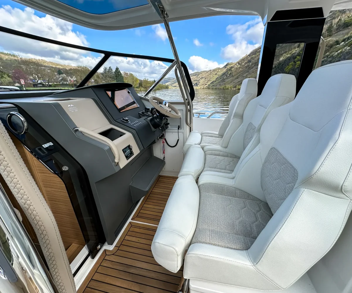Nimbus Sport Tender 42, stuurstand met witte zitbanken