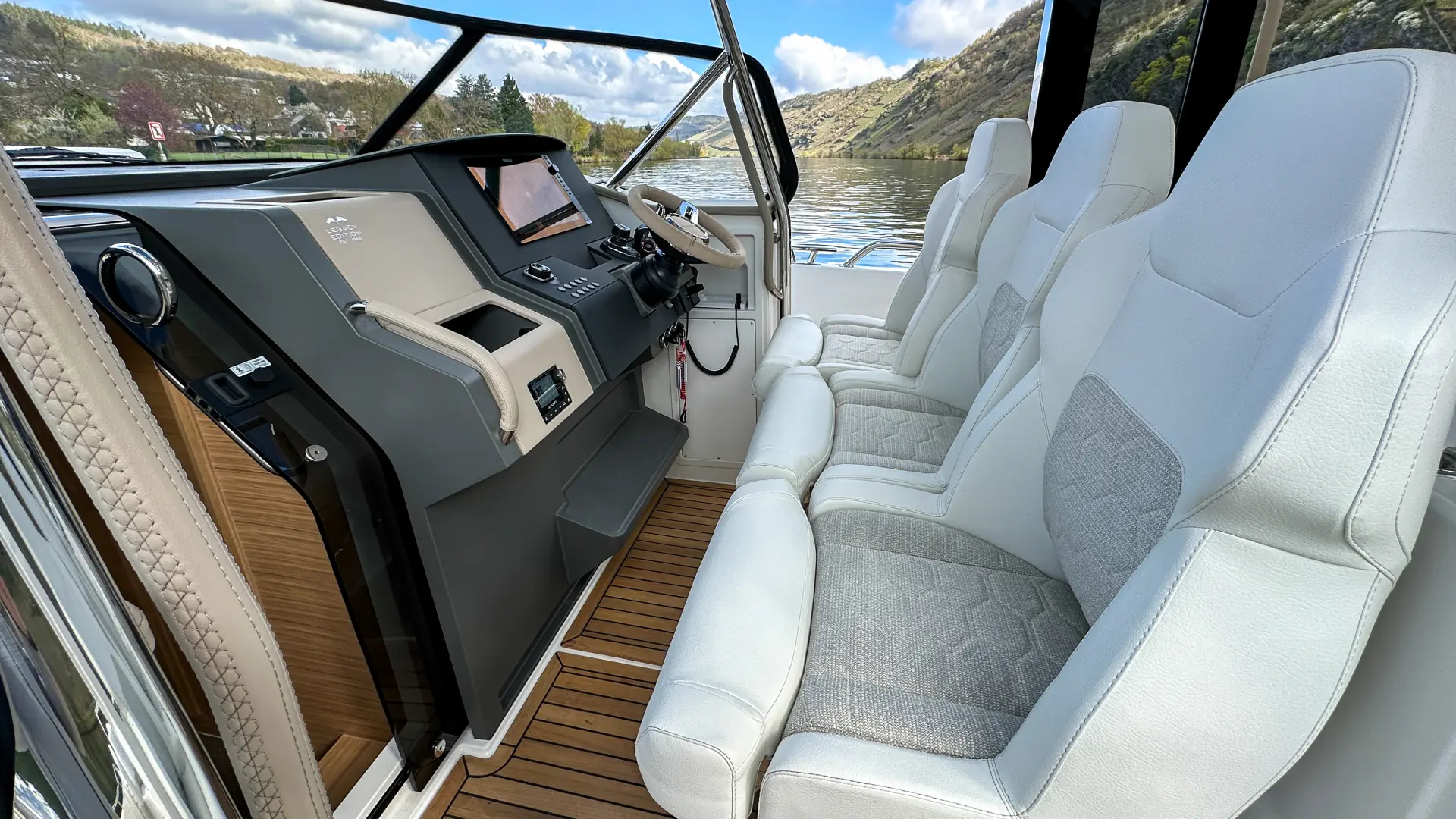 Nimbus Sport Tender 42, stuurstand met zitbanken en dashboard
