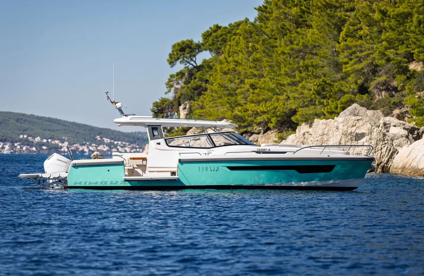 Nimbus Sport Weekender 42, boot afgemeerd bij kust