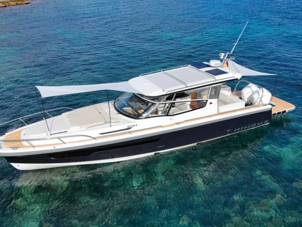 Nimbus Sport Weekender 42, boot voor anker bij kust