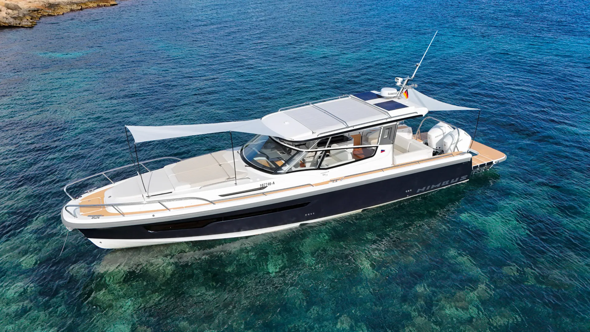 Nimbus Sport Weekender 42, boot voor anker bij kust