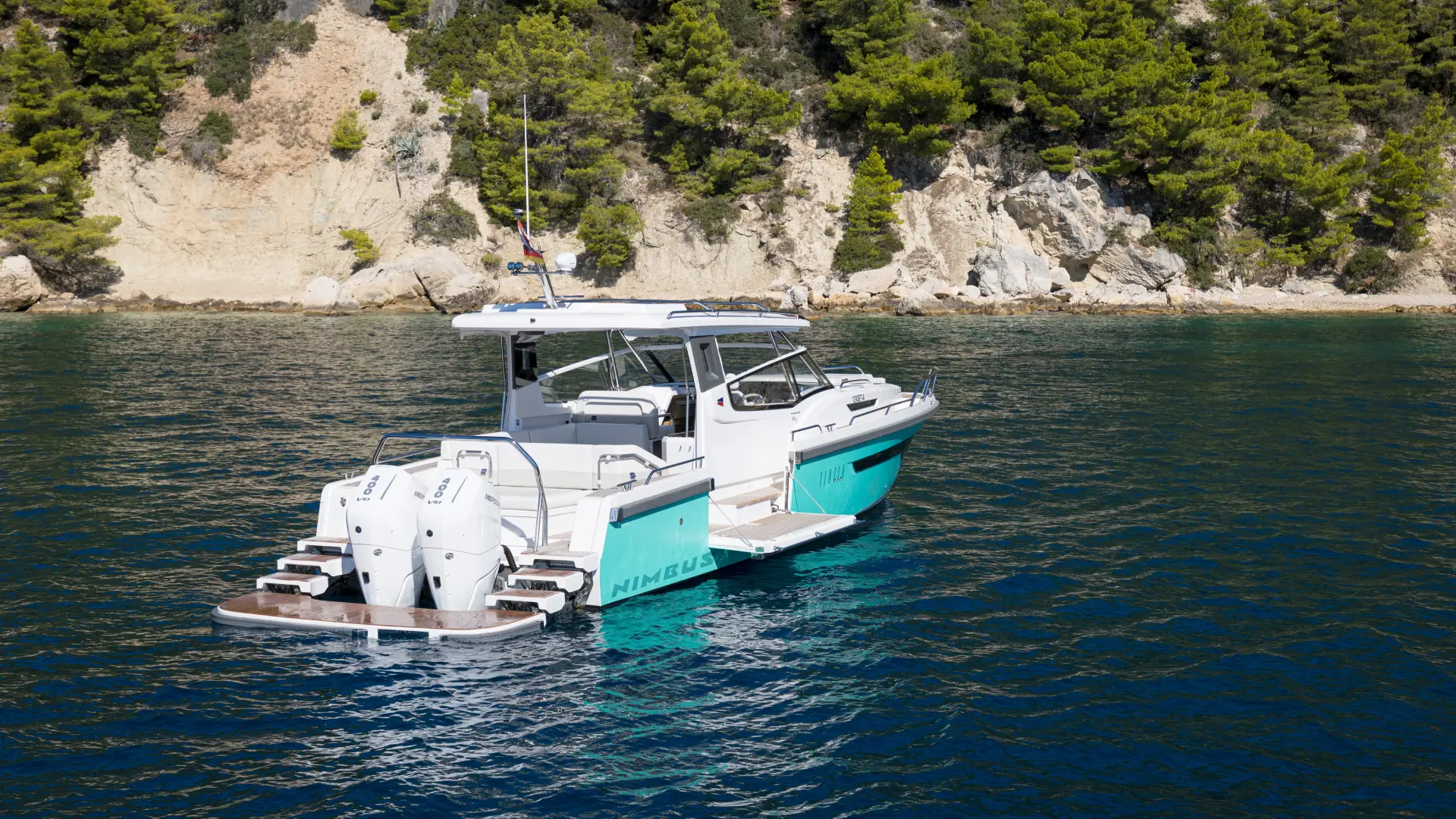 Nimbus Sport Weekender 42, boot voor anker bij kust