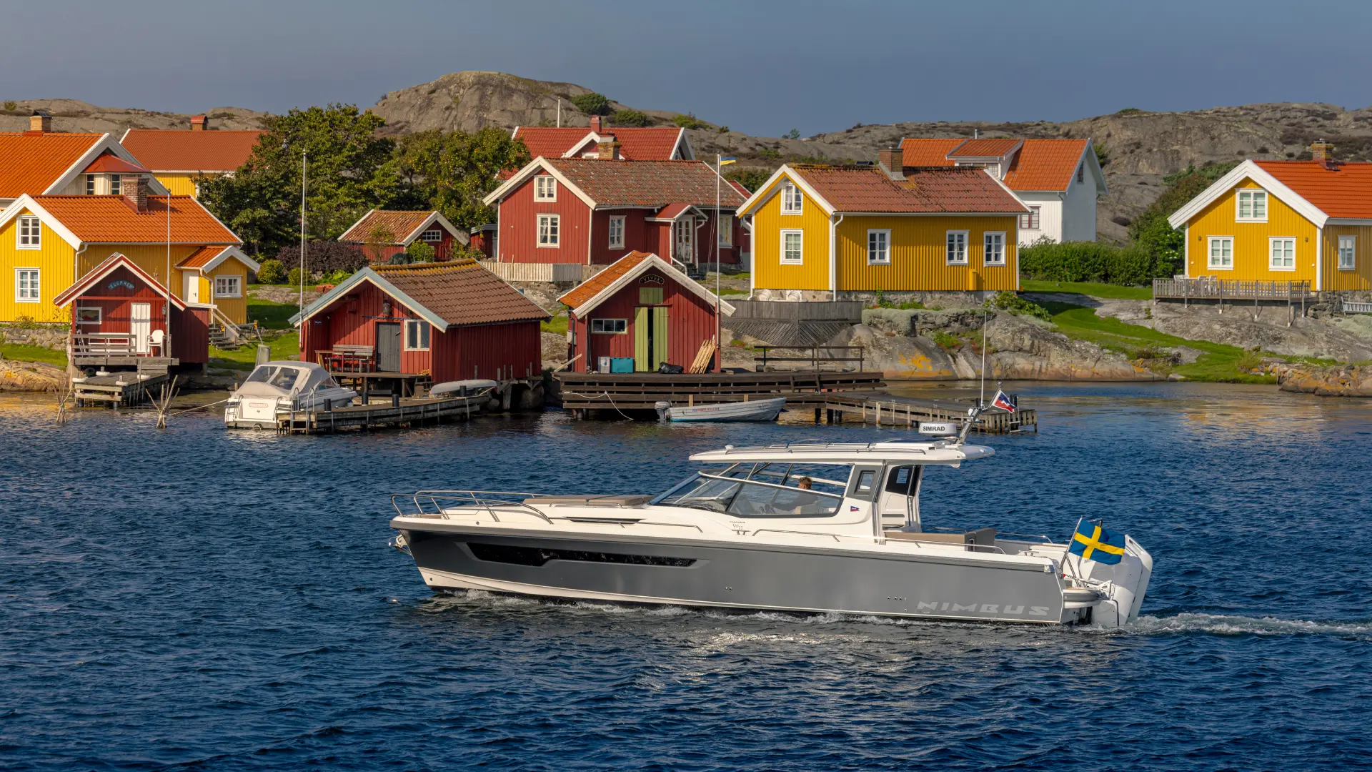 Nimbus Sport Weekender 42, motorboot vaart langs vissersdorp
