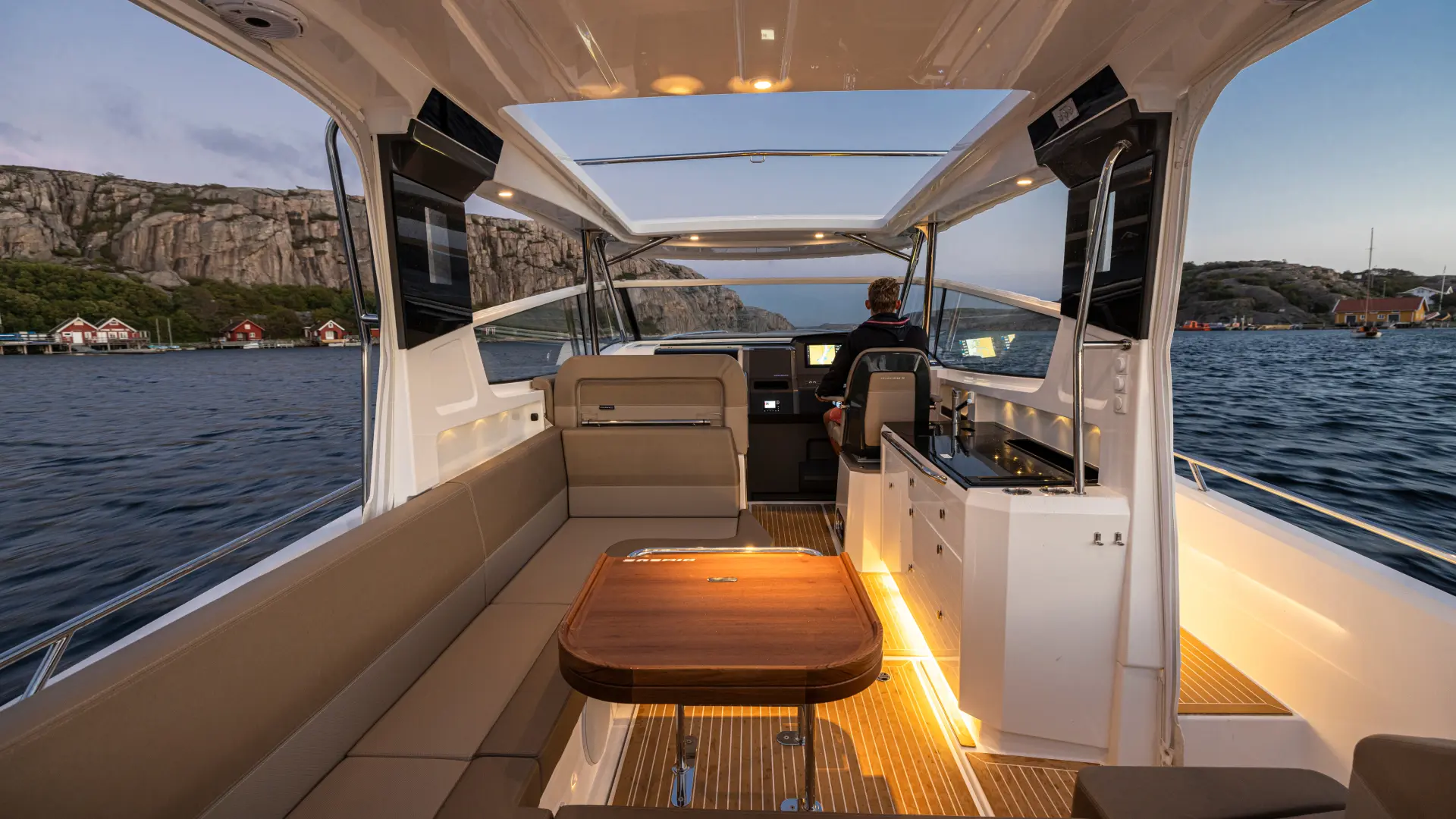 Nimbus Sport Weekender 42, cockpit met zitbank en tafel