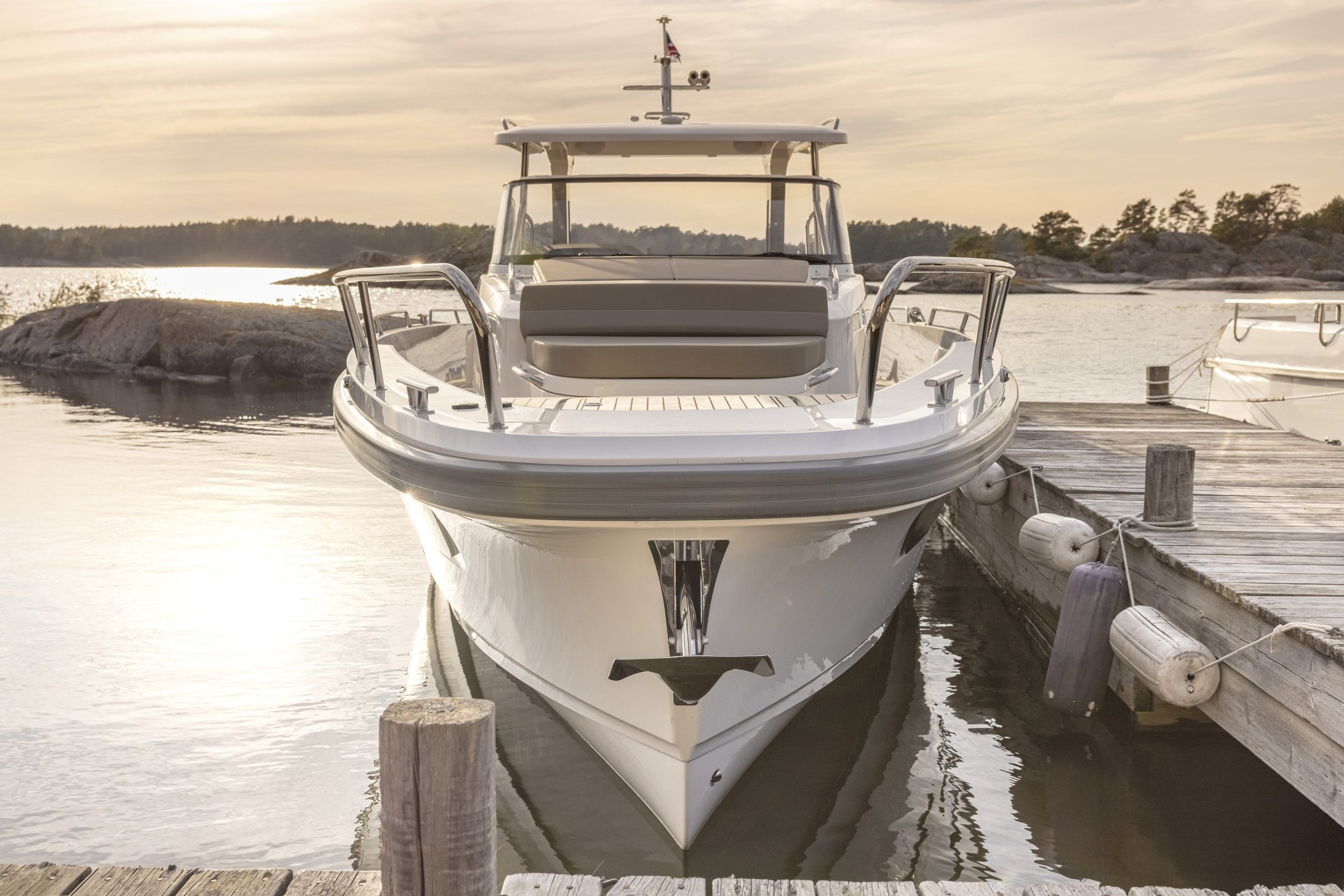 Nimbus T11, boot afgemeerd aan steiger