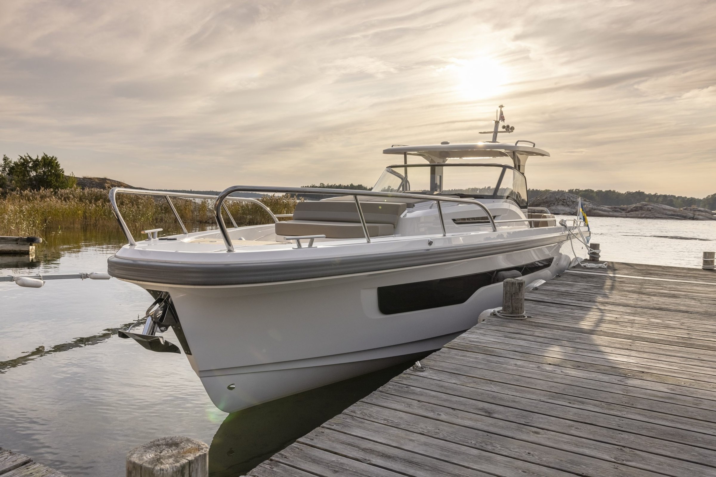 Nimbus T11, boot afgemeerd bij steiger