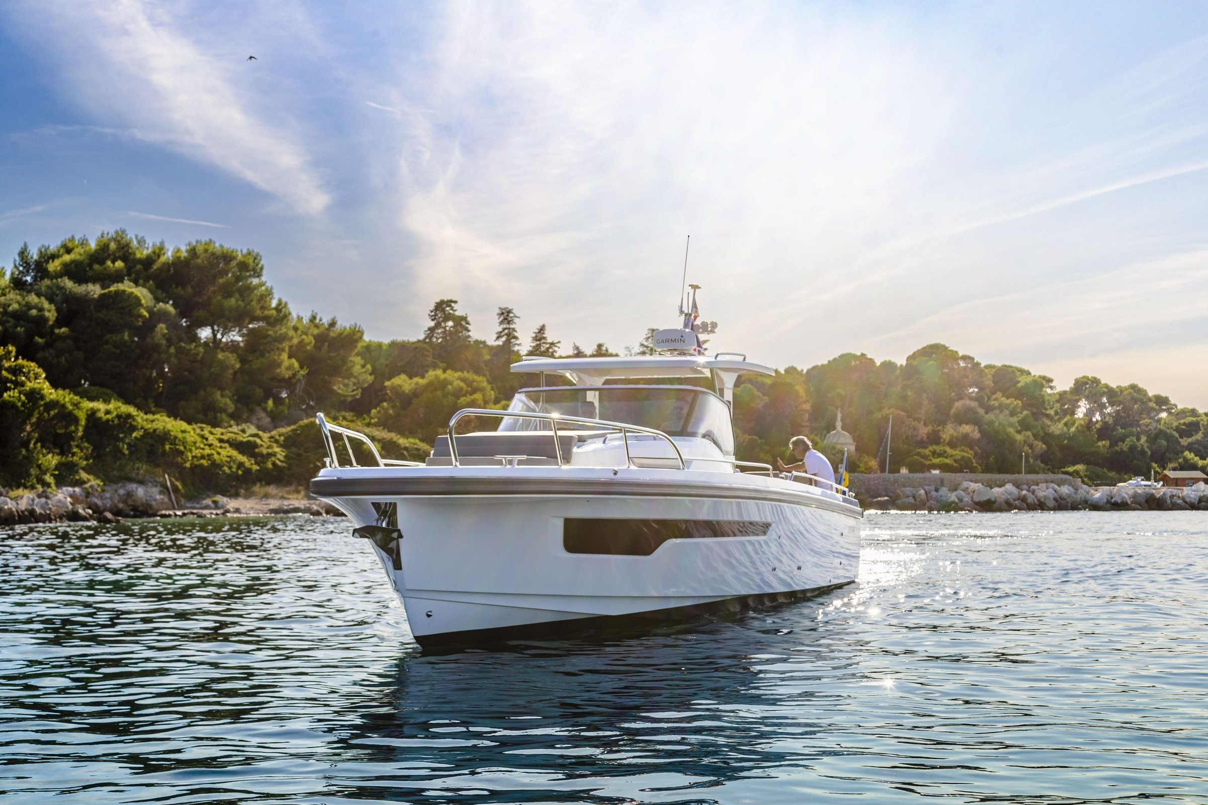 Nimbus T11, boot varend bij kust