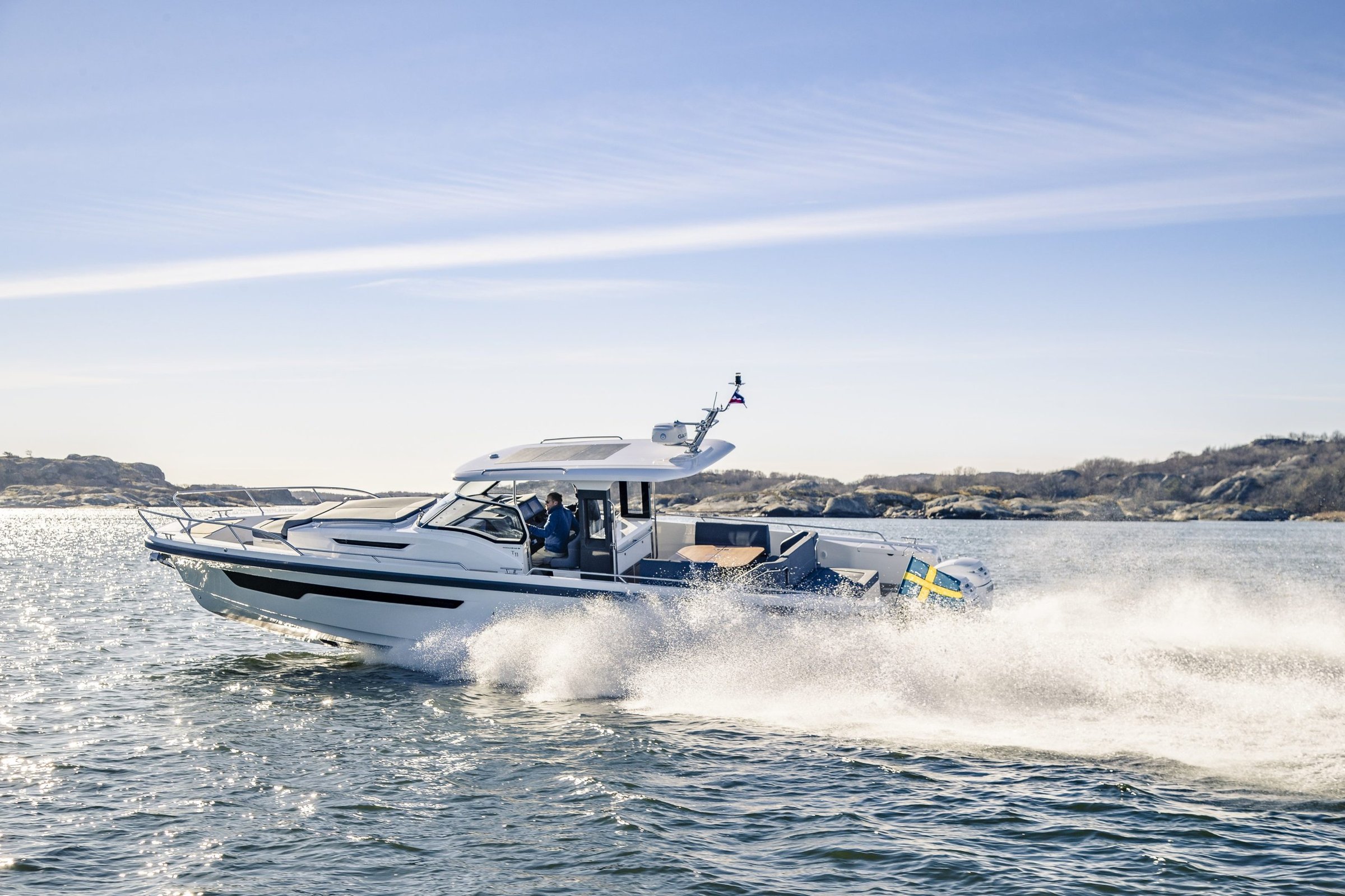 Nimbus T11, boot varend met hoge waterspray