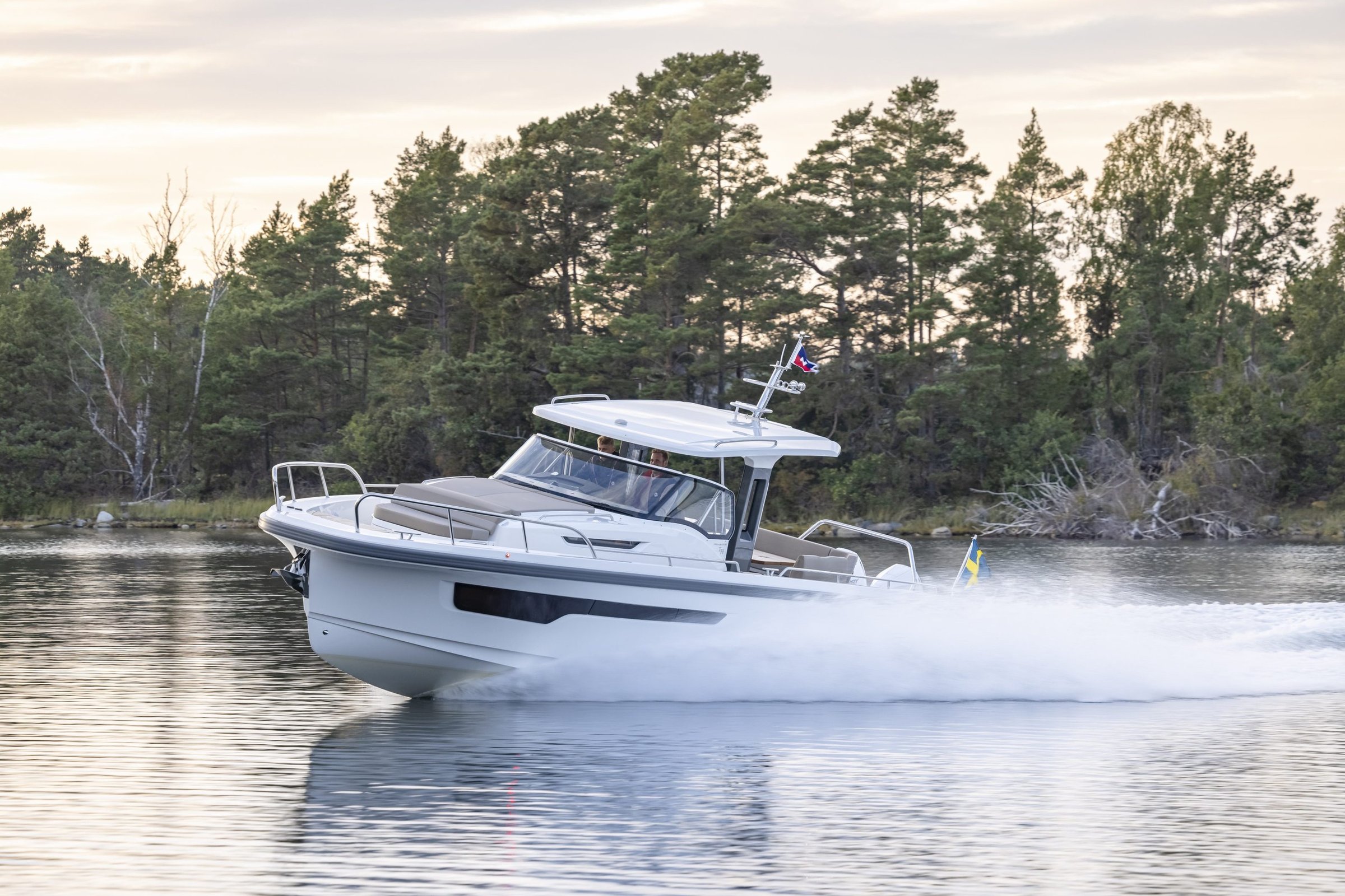 Nimbus T11, boot varend op water