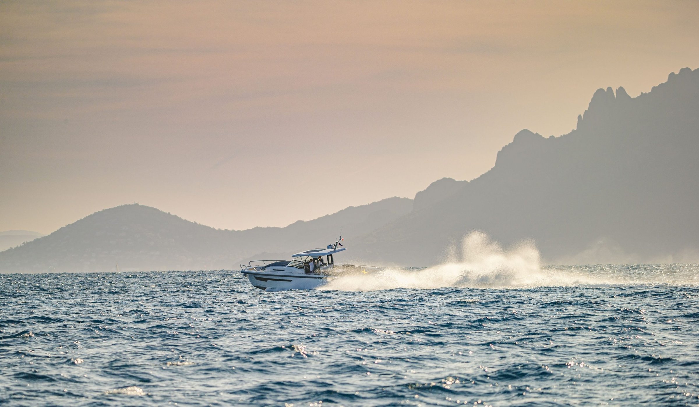 Nimbus T11, boot varend op zee met bergen