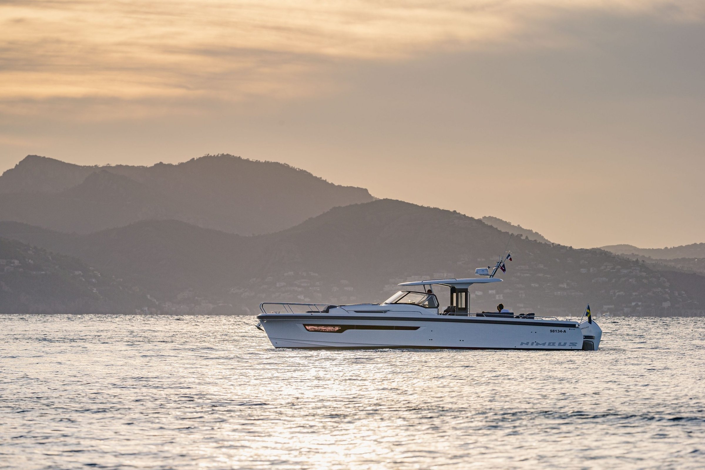 Nimbus T11, boot varend op zee met bergen