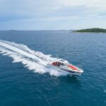 Nimbus T11, boot varend op zee met eilanden