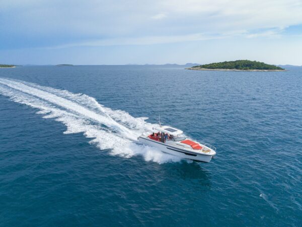 Nimbus T11, boot varend op zee met eilanden