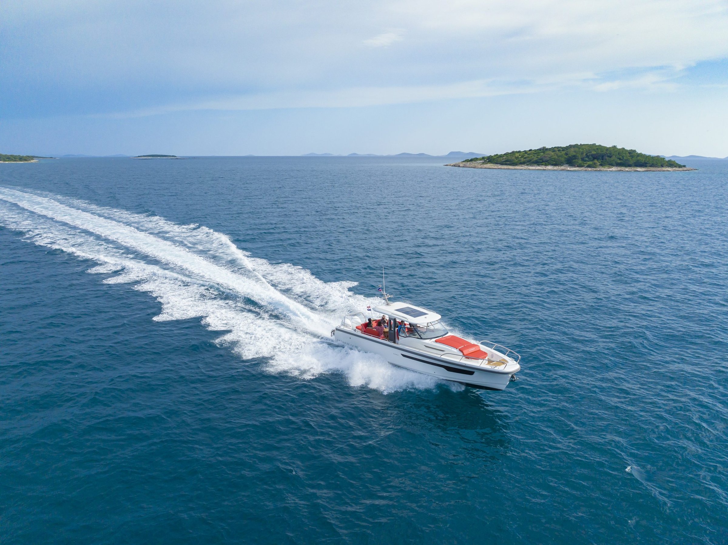 Nimbus T11, boot varend op zee met eilanden
