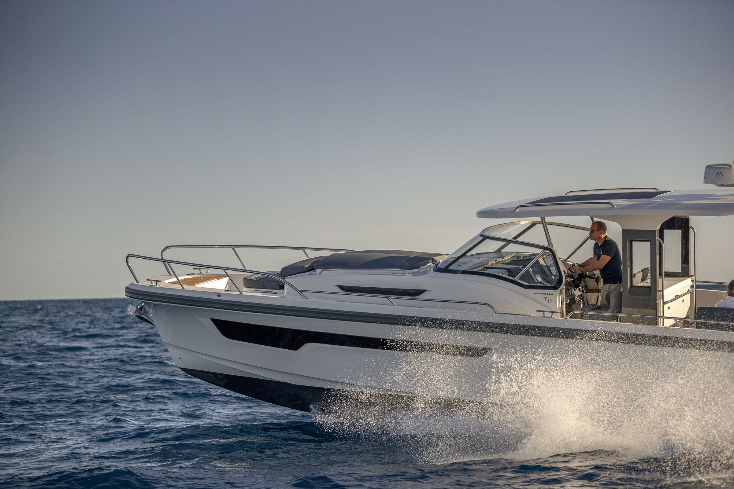 Nimbus T11, boot varend op zee