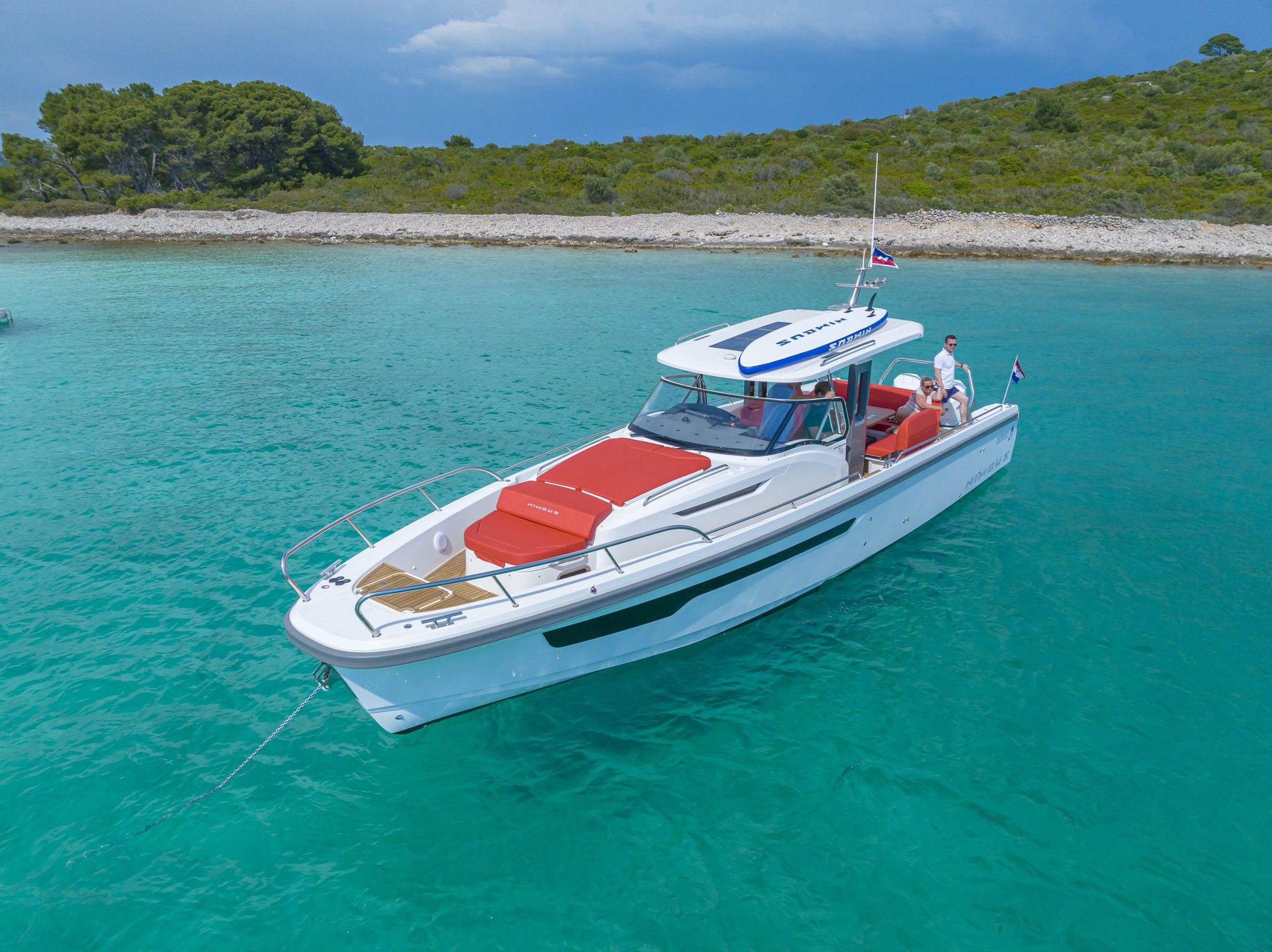 Nimbus T11, boot voor anker bij kust