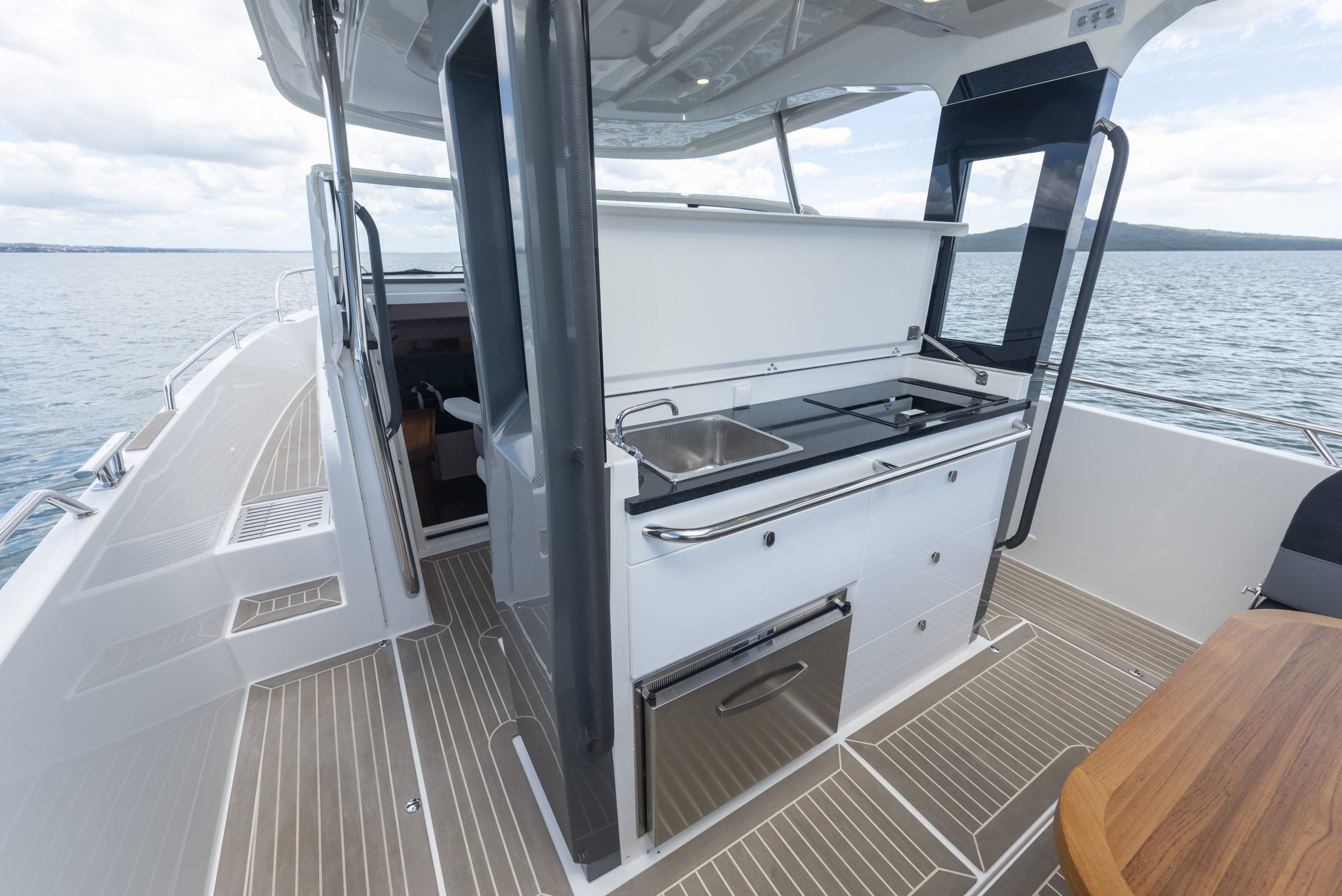Nimbus T11, buitenkeuken met zitgedeelte op boot