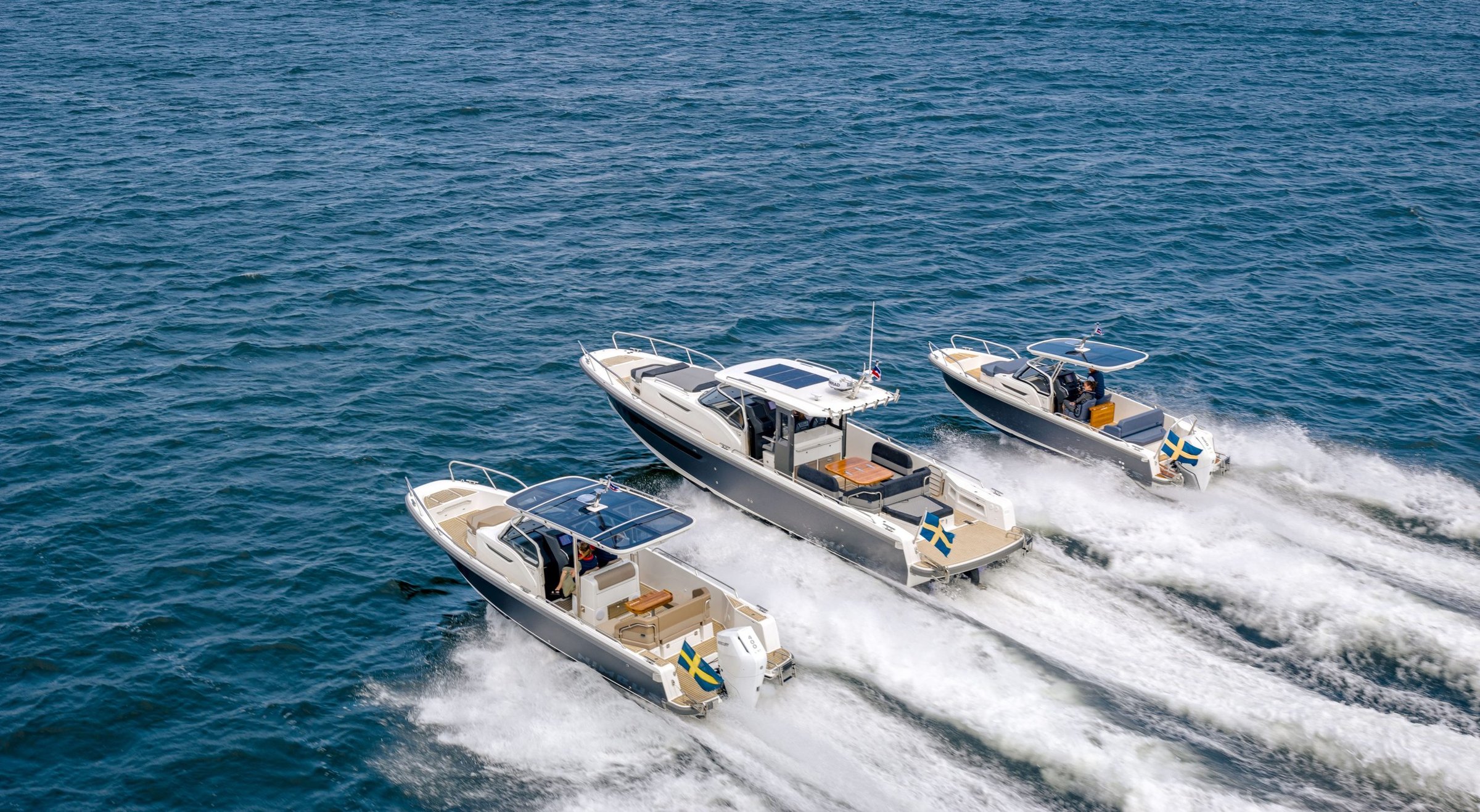 Nimbus T11, drie boten varen samen