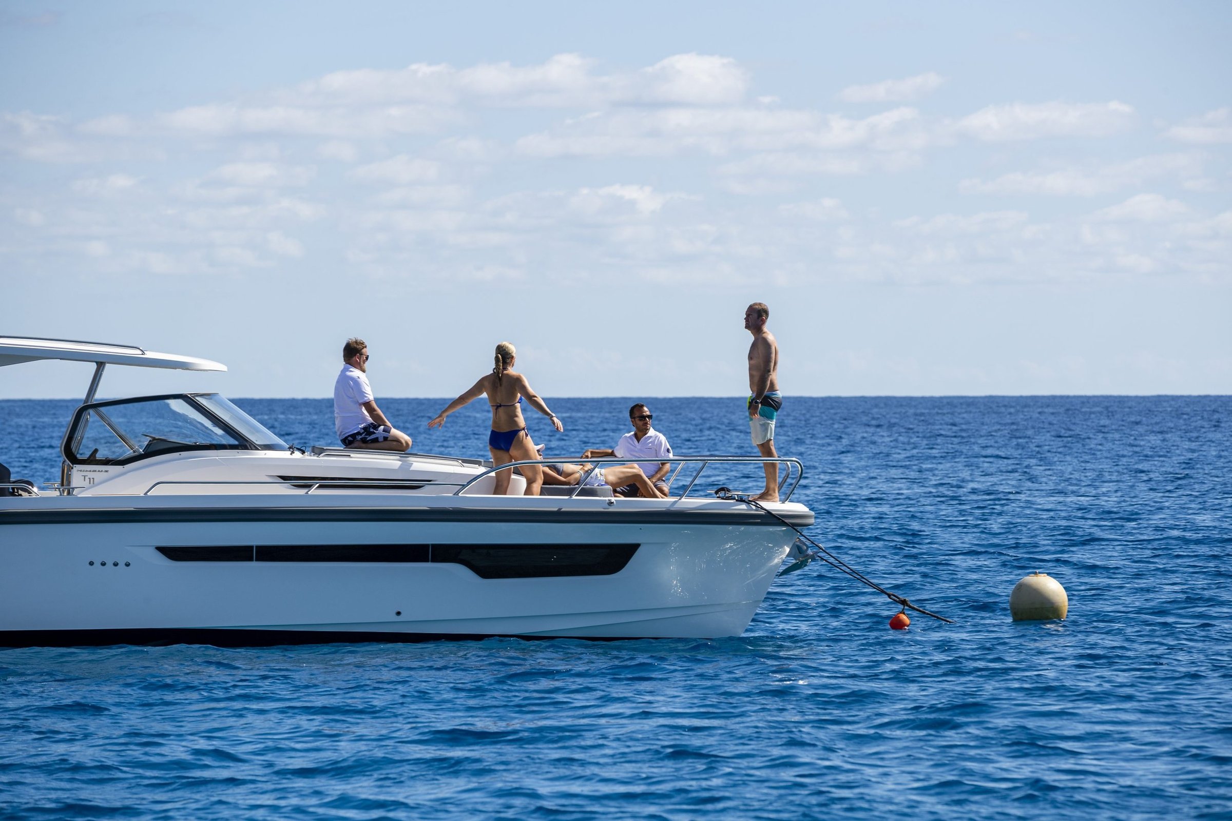 Nimbus T11, mensen op boot voorop