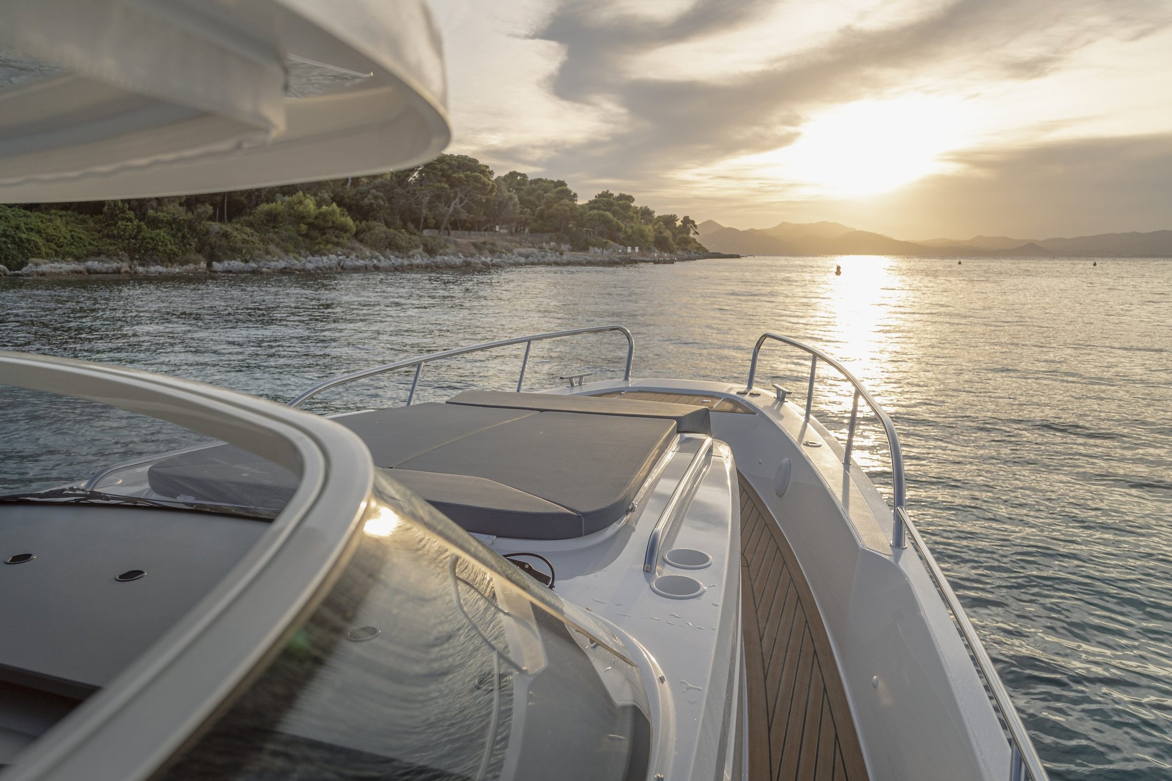 Nimbus T11, voordek boot met zonsondergang