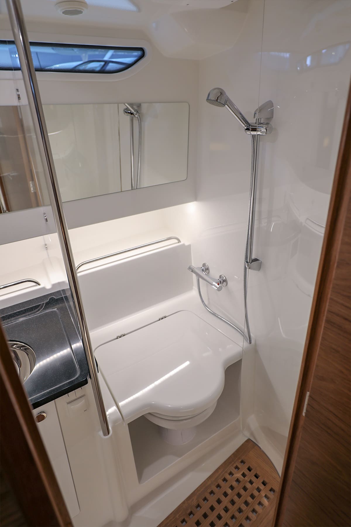 Nimbus T11, badkamer met toilet en douche