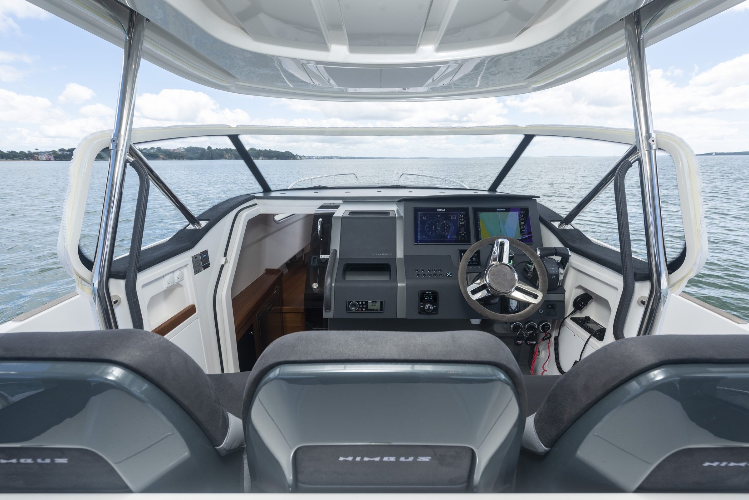 Nimbus T11, stuurstand met navigatieschermen en stuurwiel