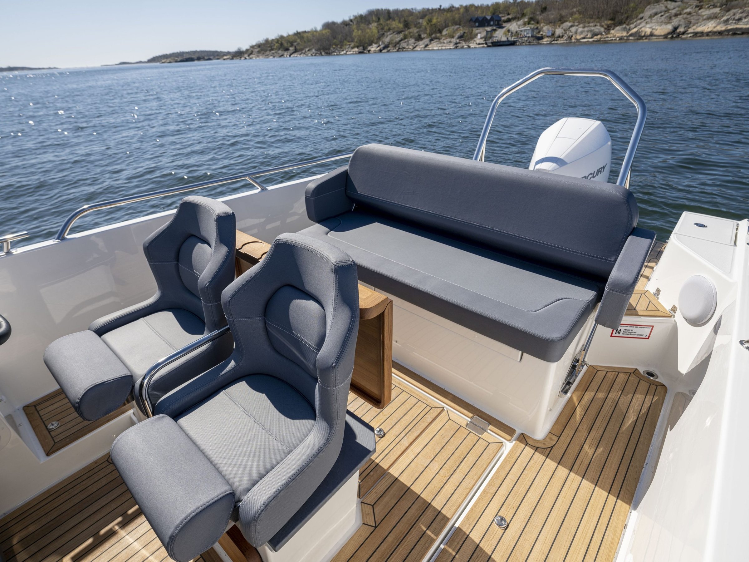 Nimbus T8, achterdek met zitbanken en stoelen