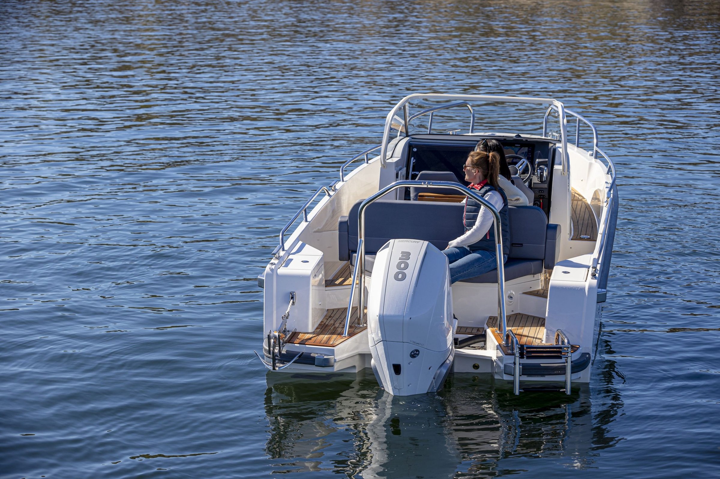 Nimbus T8, boot met vrouw achteraan