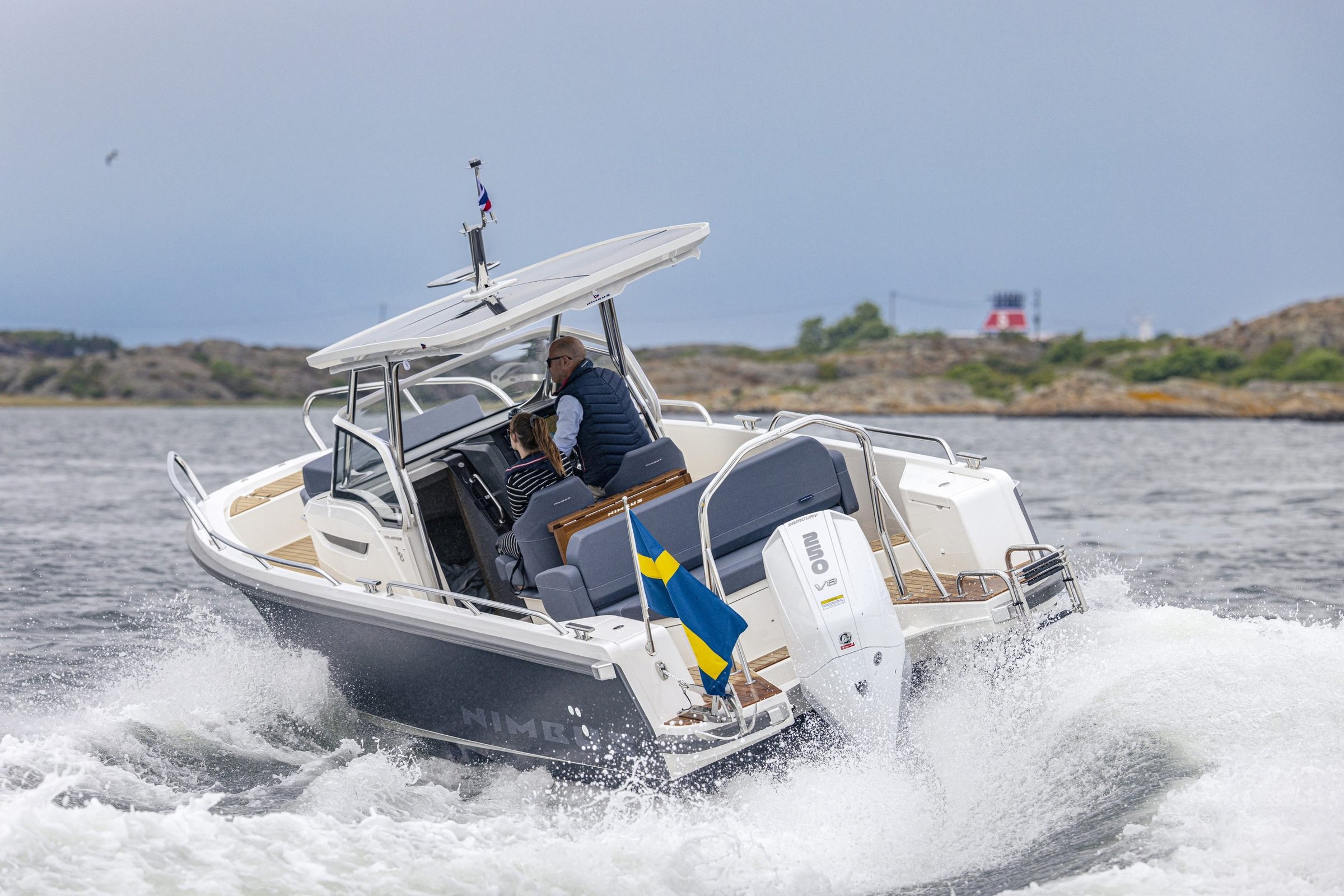 Nimbus T8, boot varend op water