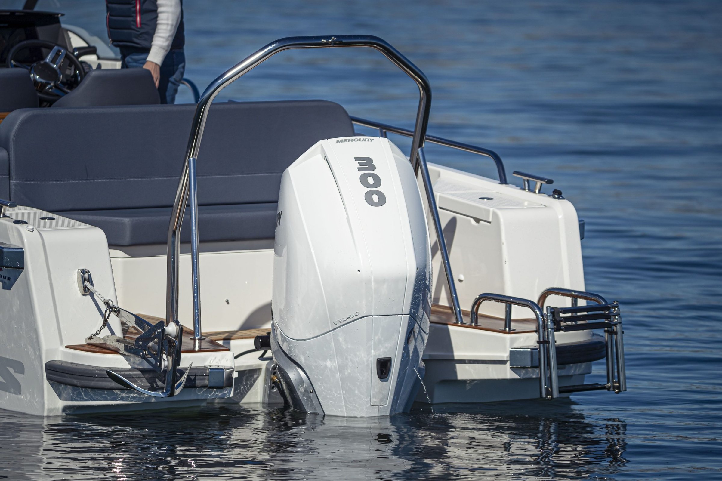 Nimbus T8, buitenboordmotor achter aan boot