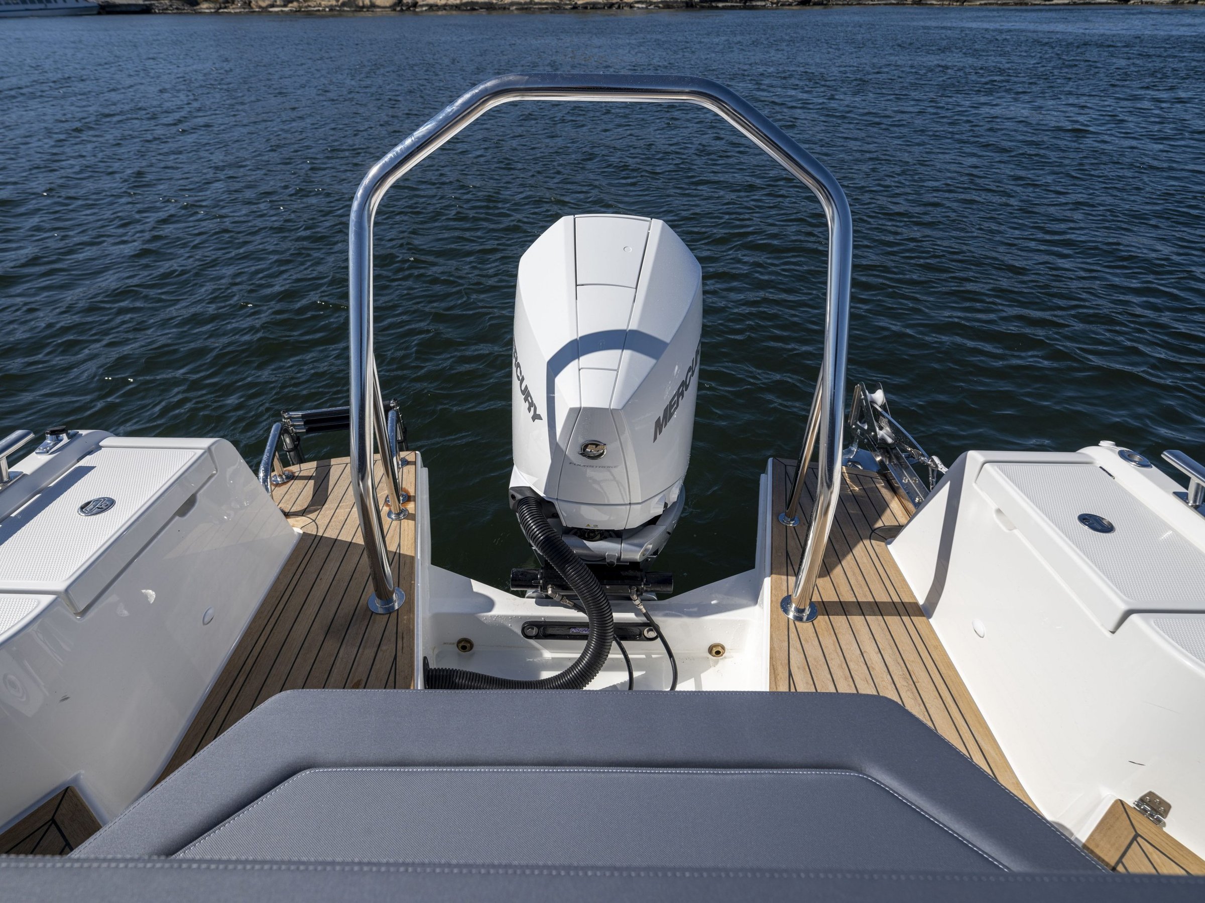 Nimbus T8, buitenboordmotor achteraan boot