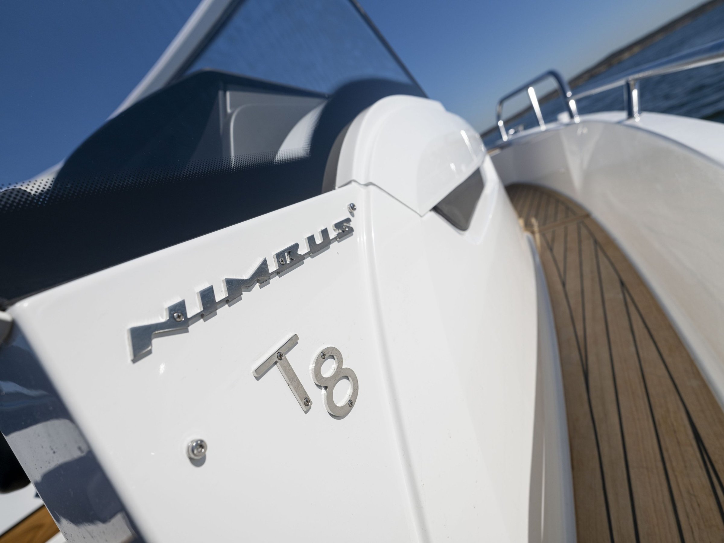 Nimbus T8, close up merklogo op romp