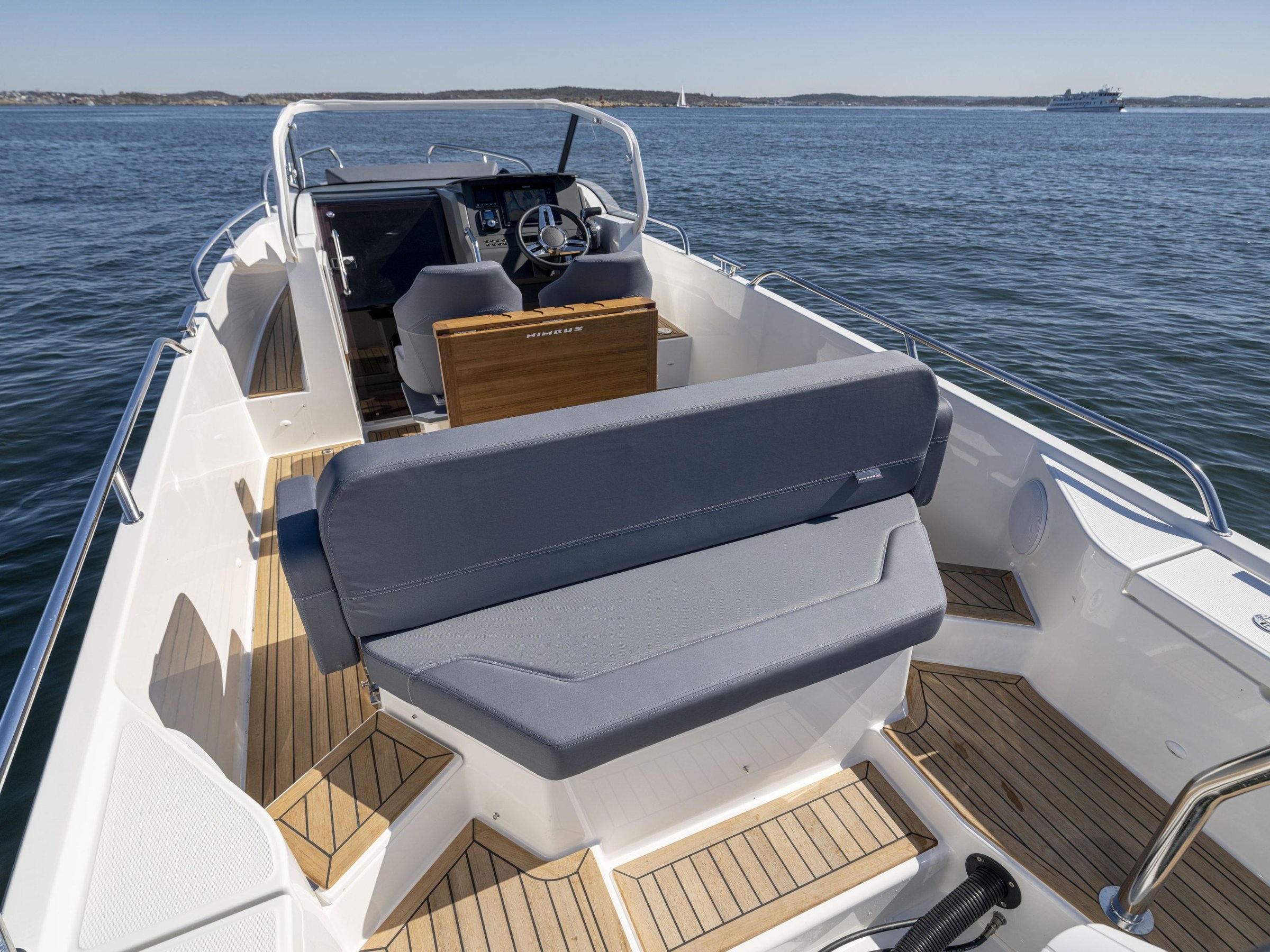 Nimbus T8, cockpit met zitbank en stuurstand