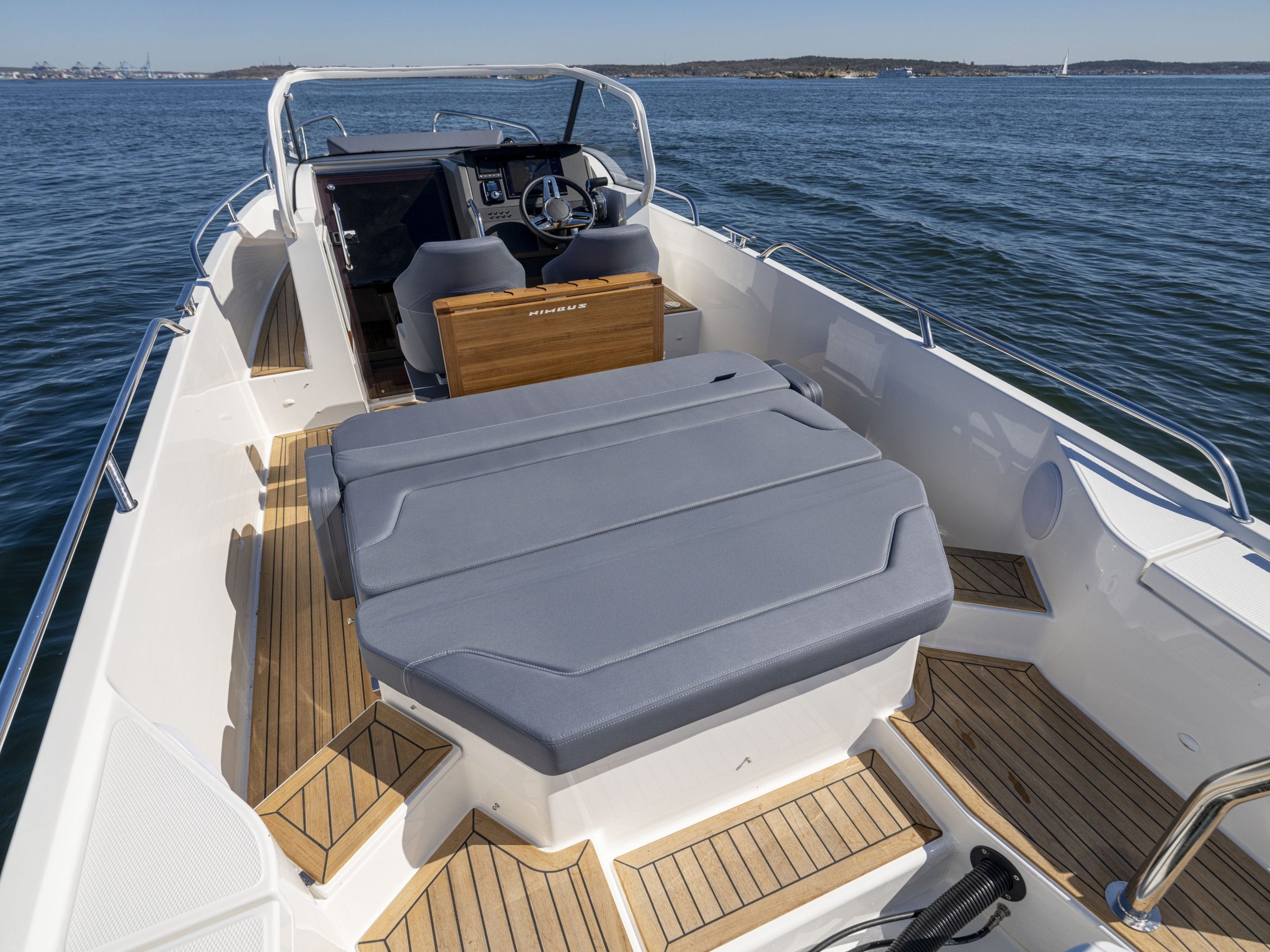 Nimbus T8, cockpit met zitbank en tafel